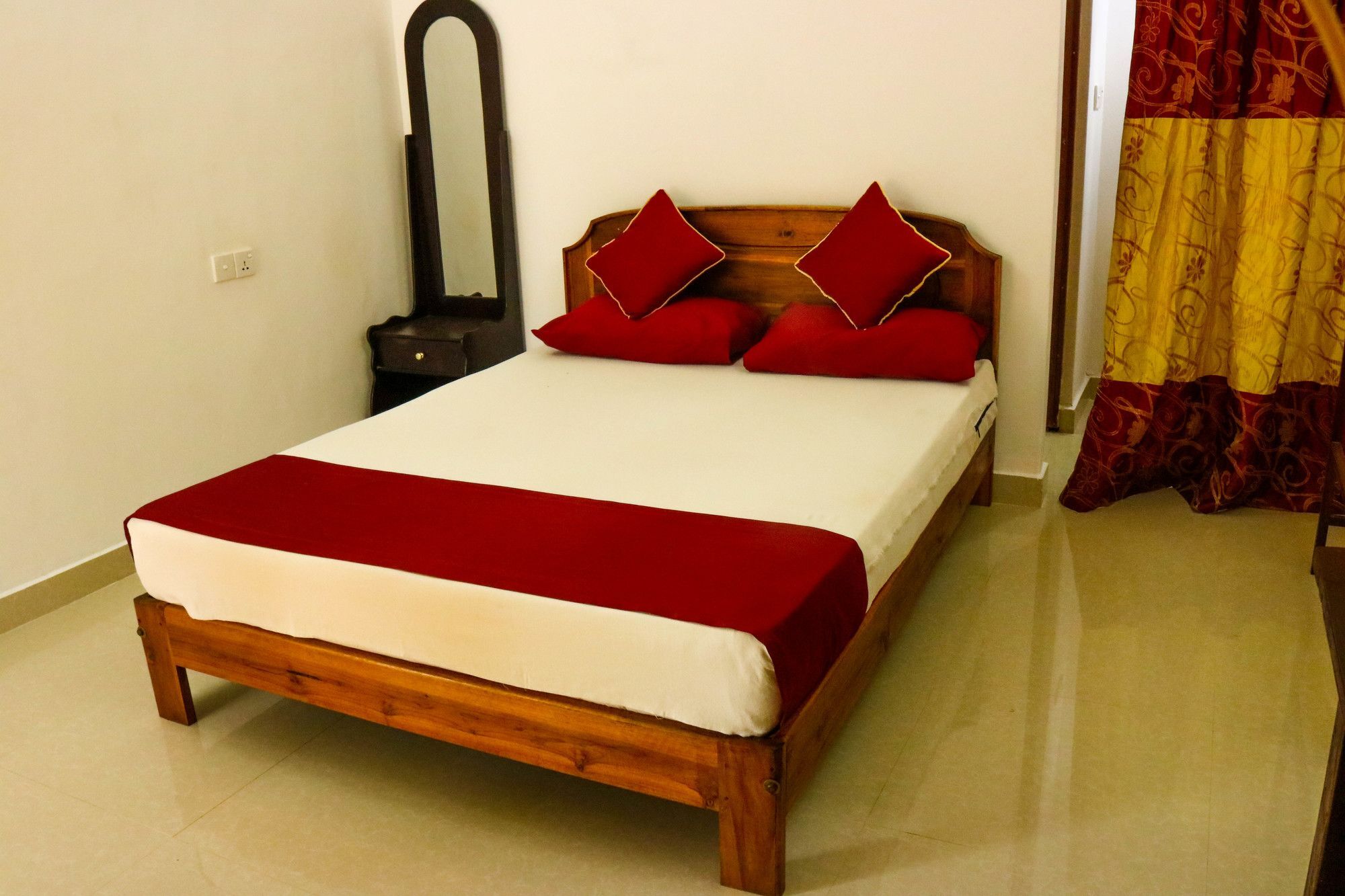 French Garden Eagle Wings Inn Uppuveli Exterior photo